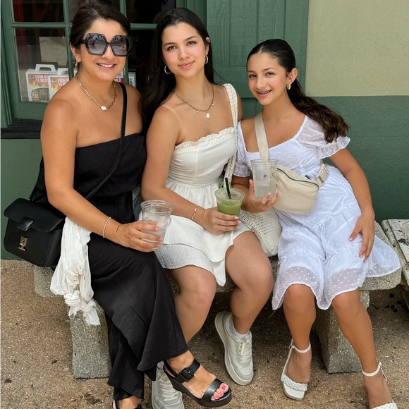 Meet your Posher, Evelyn - Picture 2 of 4